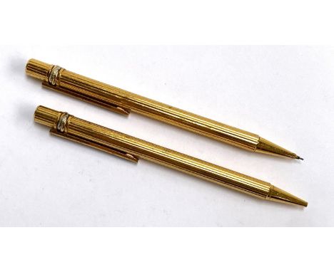 A Must de Cartier 'Trinity' gold plated propelling pencil and pen (af), numbered 