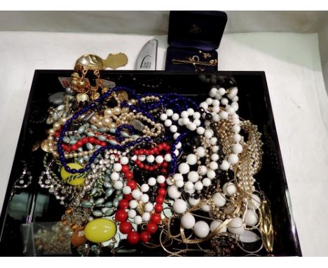Collection of mixed costume jewellery. UK P&amp;P Group 1 (£16+VAT for the first lot and £2+VAT for subsequent lots) 