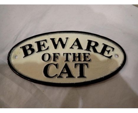 Cast iron Beware of Cat sign, W: 15 cm. UK P&amp;P Group 1 (£16+VAT for the first lot and £2+VAT for subsequent lots) 
