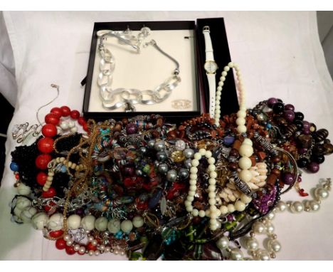 Mixed costume jewellery mainly beads. UK P&amp;P Group 1 (£16+VAT for the first lot and £2+VAT for subsequent lots) 