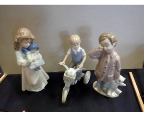 Two Nao figurines and a Leonardo example, largest H: 20 cm. UK P&amp;P Group 2 (£20+VAT for the first lot and £4+VAT for subs