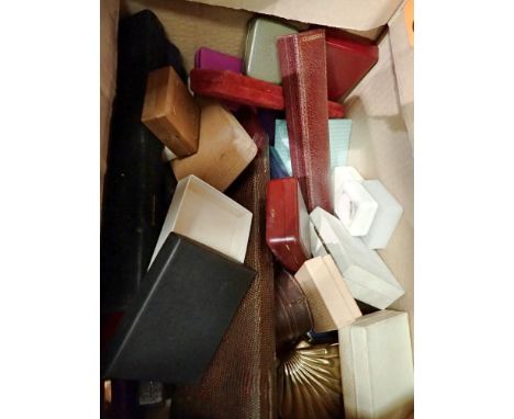 70 assorted vintage jewellery boxes. UK P&amp;P Group 2 (£20+VAT for the first lot and £4+VAT for subsequent lots) 