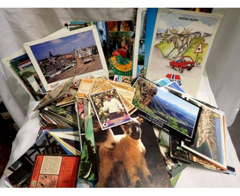 Box of mixed postcards. UK P&amp;P Group 1 (£16+VAT for the first lot and £2+VAT for subsequent lots) 