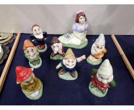 Snow White and seven dwarves ceramic figurines. UK P&amp;P Group 3 (£30+VAT for the first lot and £8+VAT for subsequent lots)