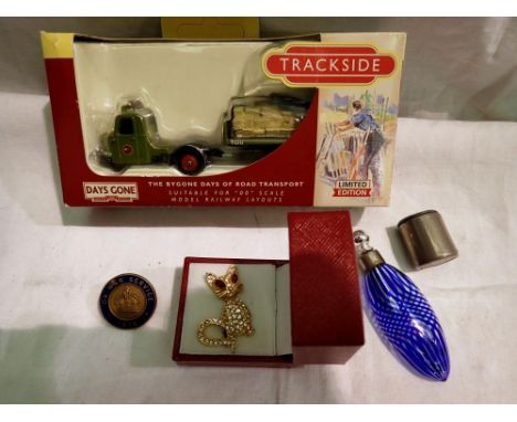 Mixed collectables including a 1914 War Service badge. UK P&amp;P Group 1 (£16+VAT for the first lot and £2+VAT for subsequen