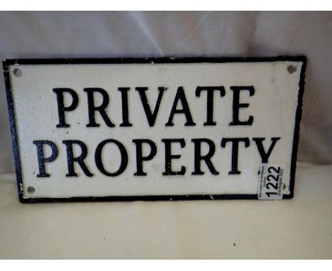 Cast iron Private Property sign, W: 30 cm. UK P&amp;P Group 1 (£16+VAT for the first lot and £2+VAT for subsequent lots) 