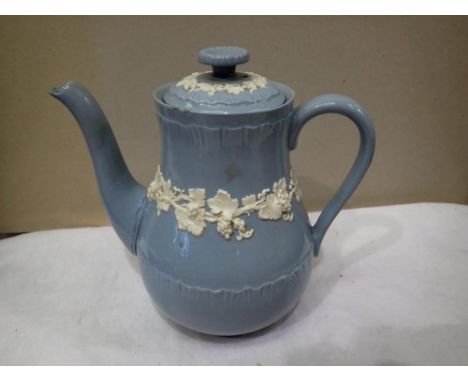 Wedgwood Queensware coffee pot, two chips to rim and repair to spout, H: 19 cm. UK P&amp;P Group 2 (£20+VAT for the first lot