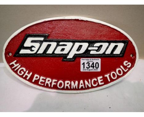 Cast iron Snap on Tools plaque, W: 25 cm. UK P&amp;P Group 2 (£20+VAT for the first lot and £4+VAT for subsequent lots) 