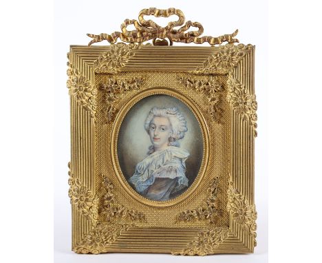   PORTRAIT EINER DAME, Gouache auf Malplatte, rückseitig altes Etikett "Maria Antoinette", H 8, vergoldeter Standbilderrahmen
