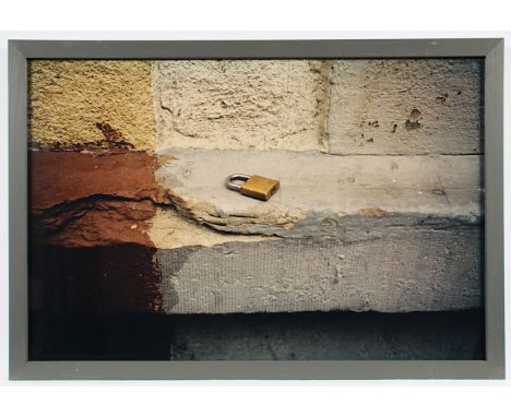   SCHINDLER, Richard, "Vorhängeschloss", Fotografie (?), 51 x 74, 1995, verso signiert, Widmung, R.          
