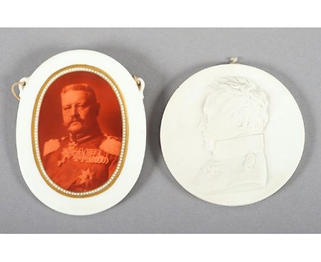   ZWEI PORTRAIT-PLAKETTEN, a) Plakette mit zwei Ösen und der Photoreproduktion in Camaieurot des Heerführers Paul von Hindenb