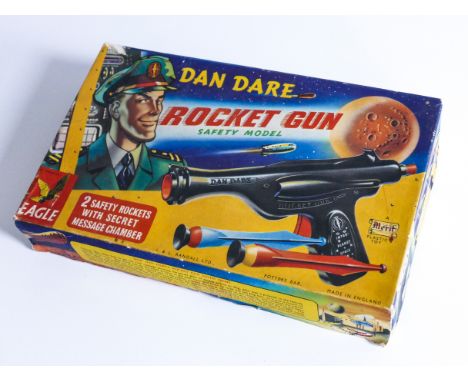DAN DARE ROCKET GUN SAFETY MODEL made in ENGLAND by MERIT in the 1950's. Comes in original packaging with one dart.