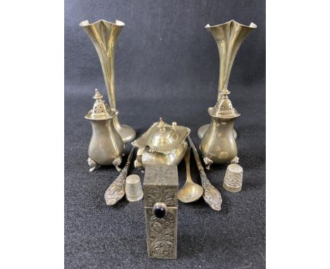 SMALL SILVER - a mixed quantity, 7ozt weighable to include a 3 piece cruet set, Birmingham 1915 with a London silver salt spo