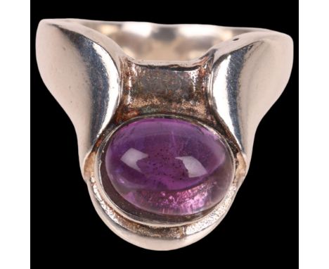 PETER ERNST RAVBUTIKKEN - a Danish modernist sterling silver amethyst ring, set with oval cabochon amethyst setting height 15