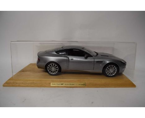 Model James Bond Aston Martin V12 in Perspex case