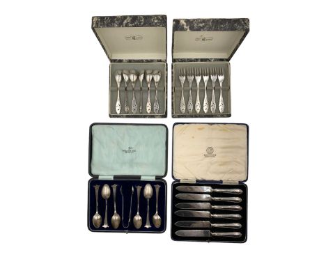 Set of silver tea spoons and tongs with fluted finials Sheffield 1918 maker Walker &amp; Hall, cased, set of six silver handl