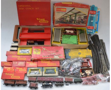 Collection of used vintage OO gauge model railway accessories, various manufacturers to include Hornby, Tri-ang, Wrenn, Peco 