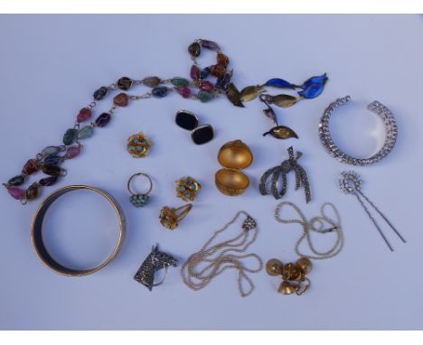 An enamelled Hermes 'Bird' bangle and other items of costume jewellery.