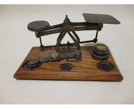 A set of brass postal scales and a sovereign scale, together with a two handled vase (3)  