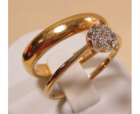 A 22ct wedding band (6.2g), a diamond flowerhead cluster ring and a three strand cultured pearl necklace (3)  