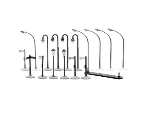   WIKING 17-tlg Konvolut Straßenelemente, basaltgrau, 1952-1966,   bestehend aus 5 x Peitschenmast-Lampe, 4 x Bogenlampen, 2 