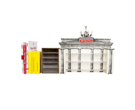   WIKING Konvolut Bücher und Zubehör,   Display 'Brandenburger Tor', 1998-99, Frontseite mit der Abbildung des Brandenburger 