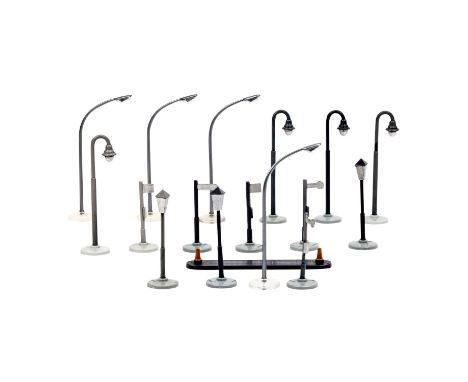   WIKING 17-tlg Konvolut Straßenelemente, basaltgrau, 1952-1966,   bestehend aus 4 x Peitschenmast-Lampe, 4 x Bogenlampen, 3 