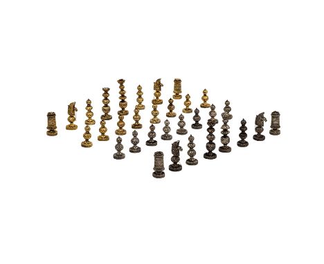   ISRAEL Schachfiguren aus Silberdraht, 20. Jh.   insgesamt 32 Figuren, je 16 goldfarbene und 16 silberfarbene Figuren, je be