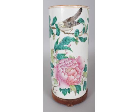 A GOOD QUALITY CHINESE TONGZHI MARK & PERIOD FAMILLE ROSE PORCELAIN VASE, together with a fitted wood stand, the sides painte