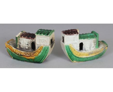 A PAIR OF CHINESE KANGXI PERIOD SANCAI PORCELAIN MODELS OF RIVER CRAFT, circa 1700, each base unglazed, 3.6in long & 2.5in hi