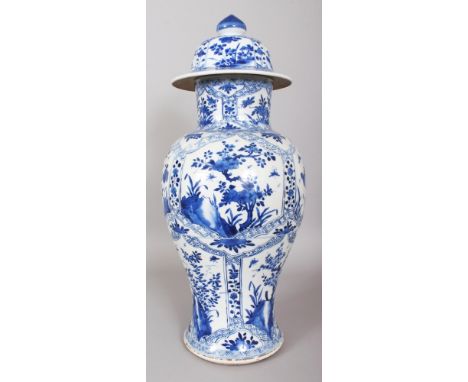 A LARGE FINE QUALITY CHINESE KANGXI PERIOD BLUE & WHITE PORCELAIN VASE & COVER, circa 1700, painted in a vivid tone of underg