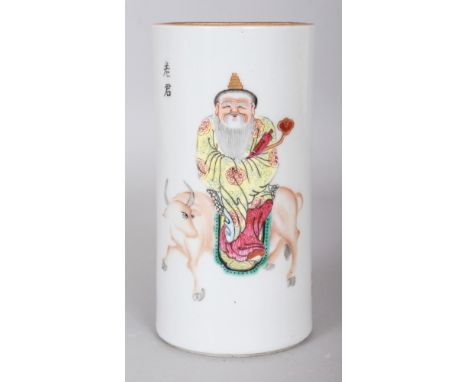 A GOOD QUALITY CHINESE FAMILLE ROSE PORCELAIN BRUSHPOT, decorated with calligraphy and with a ruyi bearing Immortal seated on