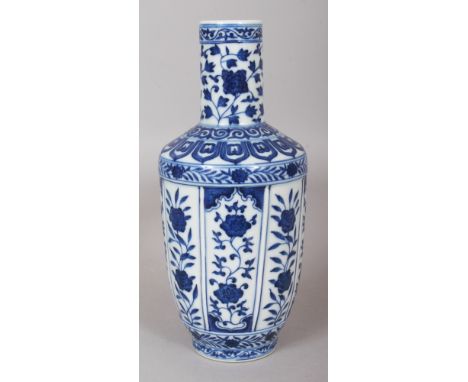 A CHINESE MING STYLE MALLET FORM BLUE & WHITE PORCELAIN VASE, the base with a Qianlong seal mark, 7.9in high.