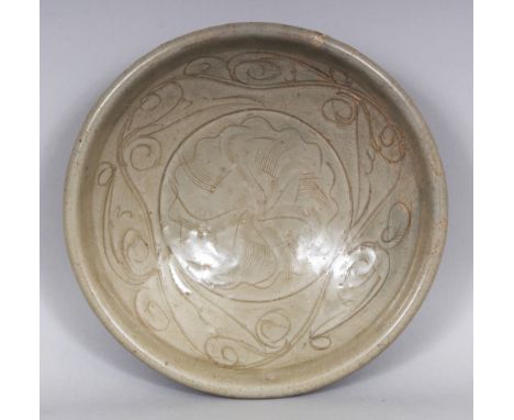 A CHINESE NORTHERN SONG STYLE CELADON CERAMIC BOWL, possibly early, the interior with underglaze incised floral decoration, 7