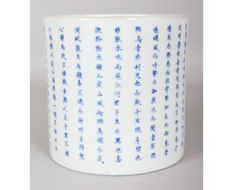 A LARGE GOOD QUALITY CHINESE BLUE & WHITE PORCELAIN BRUSHPOT, the sides decorated with columns of calligraphy and with an art