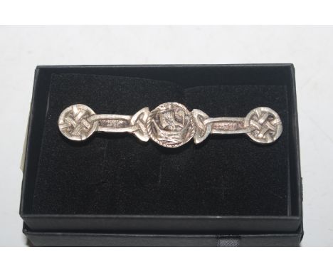 A Sterling silver Iona Celtic style cloak pin / brooch, approx. 6gms 