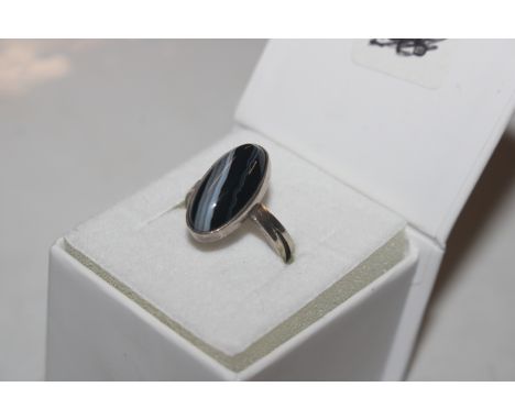 A silver agate set ring, size N/O