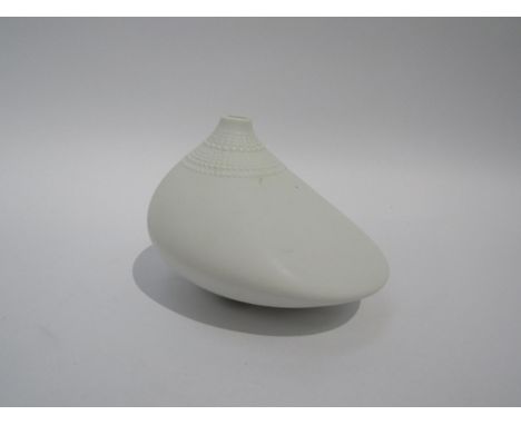 A Rosenthal porcelain "Pollo" vase by Tapio Wirkkala, 9cm high 