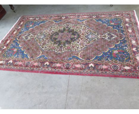 A rose ground handmade fine Persian Baktiar carpet - 2.52 m x 1.60 m