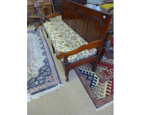 A restored Georgian oak settle with upholstered cushion - Height 1.02 m x Length 1.8 m x Depth 72 cm 