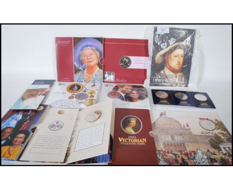 A collection of commemorative crowns / £5 coins to include an Isle Of Man Thames Diamond Jubilee Pageant One Crown Coin, Roya