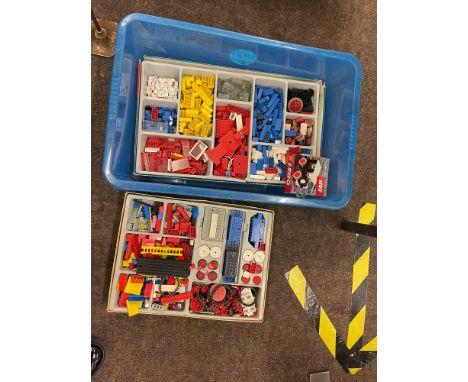 Selection of vintage and later lego pieces 