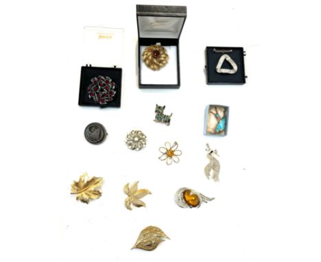 Selection of vintage and later costume jewellery brooches 