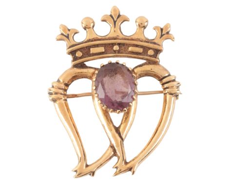 AN AMETHYST LUCKENBOOTH BROOCHin 9ct gold, set with an oval cut amethyst to the centre, secured with a pin clasp, full Britis