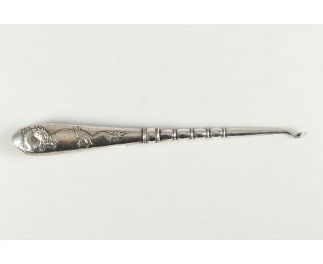 Chinese silver button hook, decorated with a dragon in relief with a vacant cartouche stamped Zee Wo, Shanghai, 21cm long 