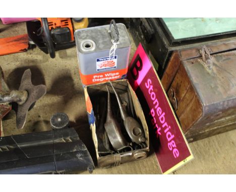 A quantity of vintage oil cans together with two laminated directional signs