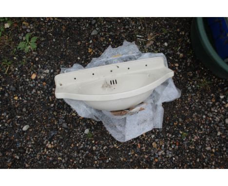 An Edwardian hand basin with scallop shell decoration