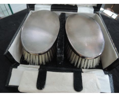 A gents cased silver backed brush and comb set having engine turned decoration, Birmingham 1962, W G Sothers ltd