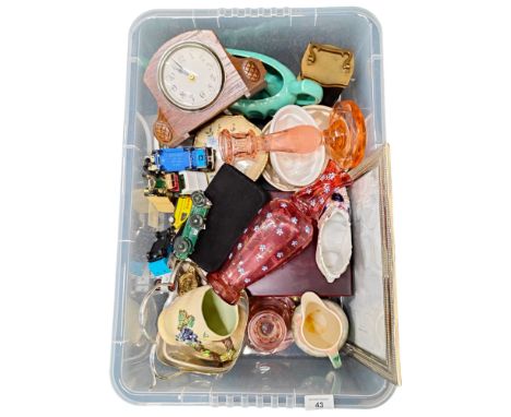 BOX LOT TO INCLUDE JELLY MOULDS, CARLTONWARE ETC 
