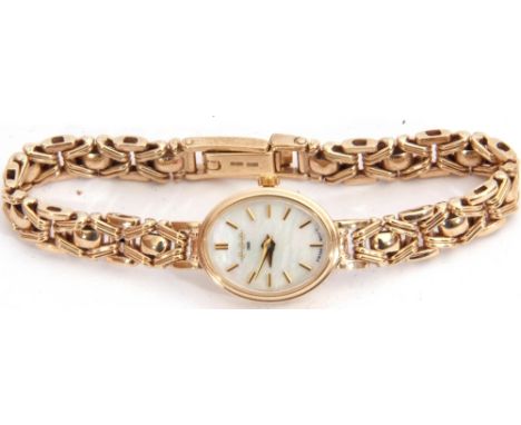 Ladies last quarter of 20th century/first quarter of 21st century 9ct gold cased W H H wrist watch, with gold hands and baton